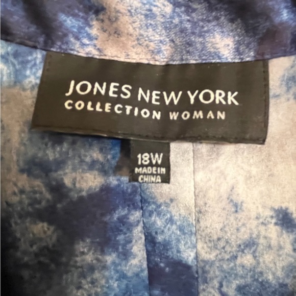 Ladies size 18W long sleeve blouse Jones New York Blue and Silver satin material - Picture 2 of 3